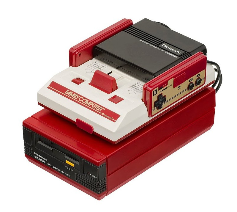 O nosso querido Famicom, com o seu leitor de disquete instalado na parte inferior